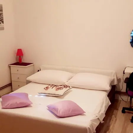 Spacious With Large Parking Lot Trogir