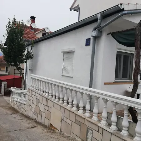 Spacious With Large Parking Lot Apartment Trogir